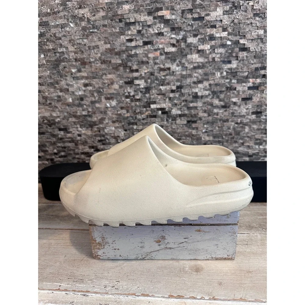 Adidas Yeezy Slide Bone Sand Mens Size 9 US Foam Slip On Sandals GZ5554